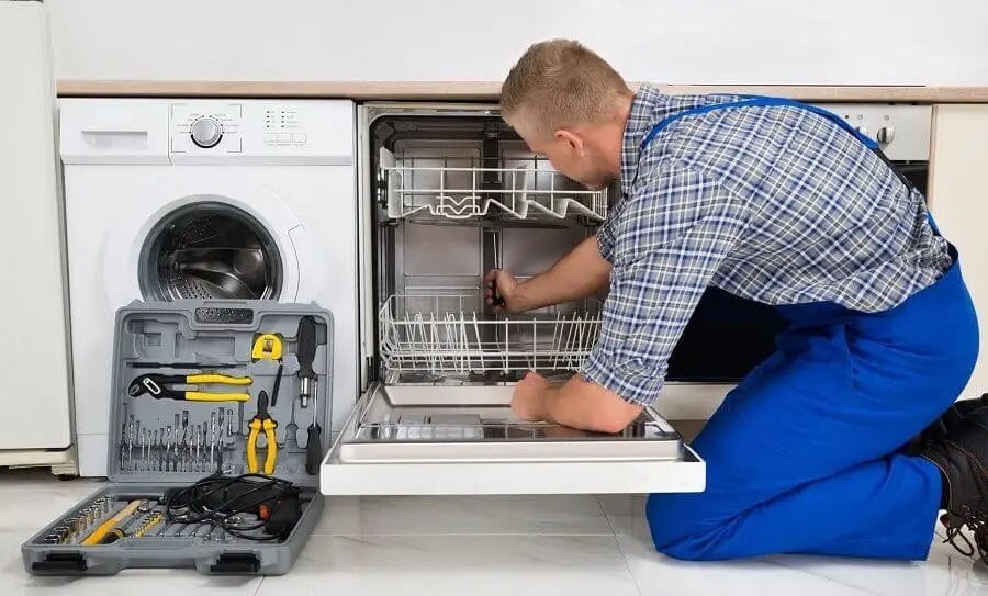 Gebze Hoover servisi teknisyen ekibi beyaz eşya tamiri yaparken